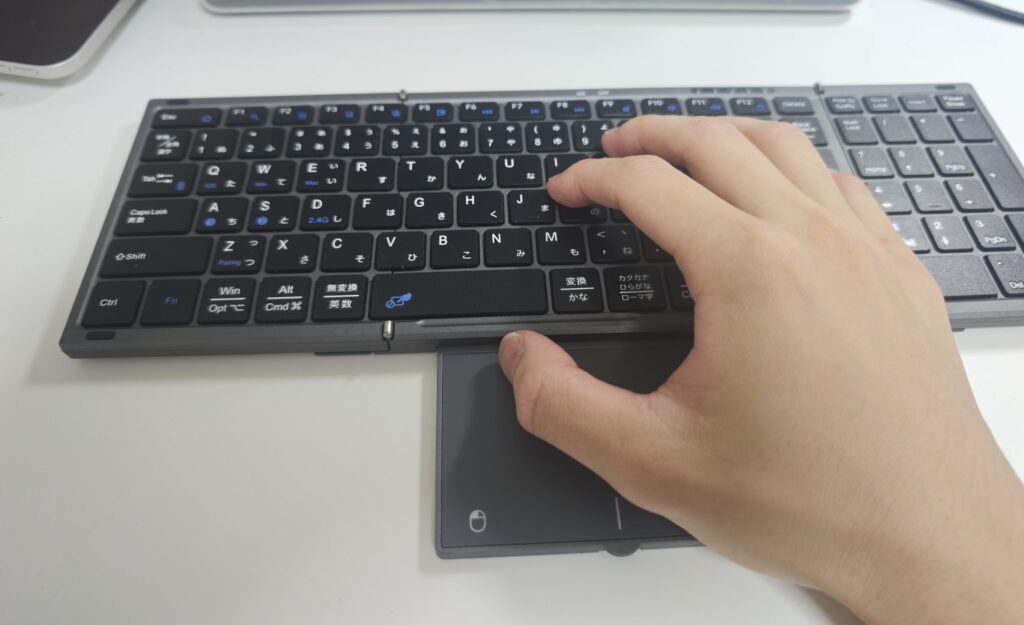 ホームポジションで右手の付け根がトラックパッドに当たっている様子