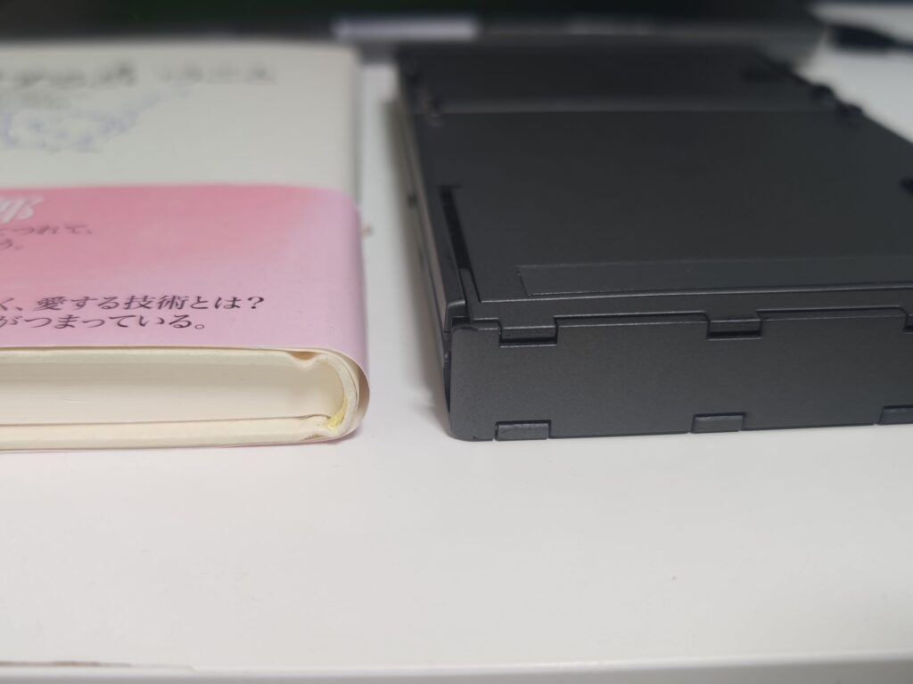 EW-RB024と文庫本の厚さ比較
