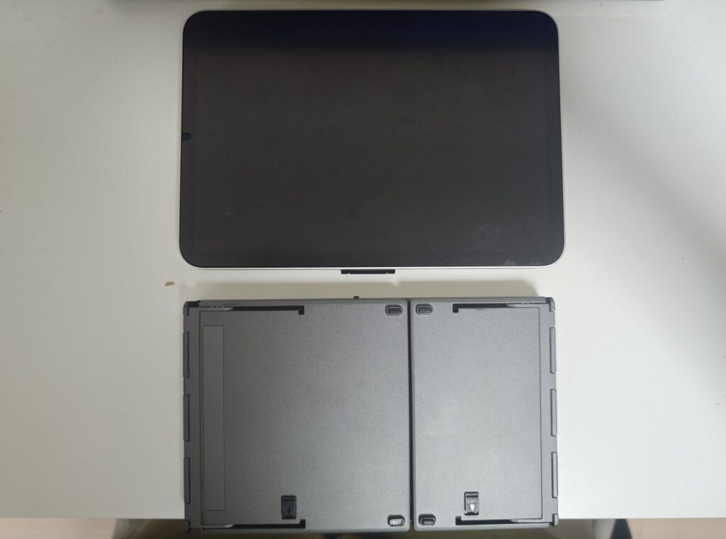 折りたたんだEW-RB024とiPad miniのサイズ比較